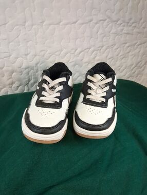 Reebok Kids Black and White Low-Top Sneakers Size 8 Slip On
